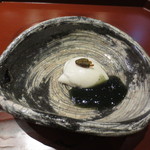 天雅 - 口直しにつくしが乗った胡麻豆腐によもぎあんが添えられて。