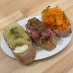 サボリバ - 本日のTapas 3種 どれも素材の味が活きていて美味しい！
