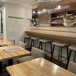 サボリバ - 木の温もりを感じる落ち着いた店内