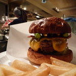 バーガーマニア 白金店 - アスパラヤングコーンベーコンチーズバーガー