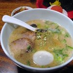 博多 一風堂 - 白丸元味　王道を極めた一品 ,細麺にしっかりと絡むスープは豚骨の深いうまみを主張しています