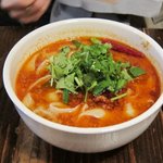 西安刀削麺酒楼 - 麻辣刀削麺の香菜大盛り