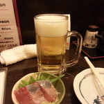 Izakaya Dontaku - 生ビール恐らく中がタイムサービスで300円と、お通し300円の厚切お刺身！
