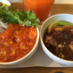 ゆるり 中華食堂 癒食同源 - 左；完熟トマトのエビチリ、右；豚角煮と燻製玉子。