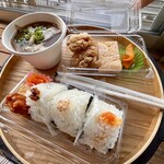 おにぎりの店 おしたんてん - 料理写真:おにぎりと豚汁セット（税込み580円）と鶏の唐揚げとだし巻き玉子（400円）