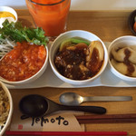 ゆるり 中華食堂 癒食同源 - （再訪 2015.4.ランチ）Ｂコース 980円。「特製うるおいチャーハン＋豚角煮と燻製玉子＋完熟トマトのエビチリ＋もっちり水餃子＋濃厚マンゴプリンとヨーグルトムースのマリアージュ」