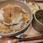 IROHA - 国産ロースカツ丼と味噌汁。ポテサラは普通