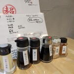 鉄板焼肉 うちだ - タレなど調味料もいろいろ
