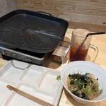鉄板焼肉 うちだ - 脂が落ちる斜め鉄板