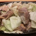 ぴーぷ留 - 味付けは塩ベースのソースで、鶏肉の旨味を引き立てながら、ご飯との相性も抜群です。