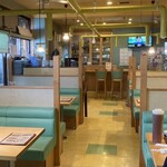 ぴーぷ留 - 店内は、どこか懐かしさを感じる昭和レトロな雰囲気。落ち着いた空間が広がり、外観から想像する以上に奥行きのある造りになっています。