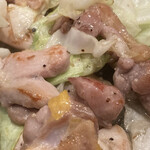 ぴーぷ留 - しっかりとした歯ごたえと濃厚な旨味が魅力の「親鳥」と、ふっくら柔らかくジューシーな「若鳥」を一度に味わえる、食べ比べが楽しい一品です。