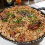 ラ　マニ　ビーンズ - 本日のお肉料理3500円は、鴨や豚やソーセージなどと豆がいっぱいのカスレ（フランスの鍋料理）。