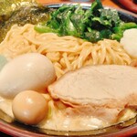 横浜家系ラーメン 麺田 - 味玉醤油ラーメン＋ほうれん草