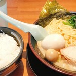 横浜家系ラーメン 麺田 - 味玉醤油ラーメン＋ほうれん草＋ライス