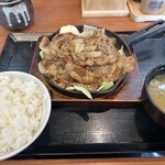からやま - 料理写真:豚のしょうが焼き定食
979円