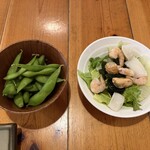 炭焼鳥長 - 枝豆とサラダ