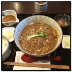 O庵 - 飛騨牛カレーうどん。
白いシャツを着てるのにカレーうどんを食べたくなっちゃう。
んー、こんぴら茶屋より優れているところは見当たらない。