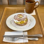 喫茶室 KOHORO - メロンのリングシューセット(1,480円)
ホットコーヒー付き