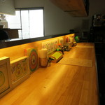 アボカド＆イタリアンバル トディーズ - アボガドの絵が沢山置いてあるカウンター席