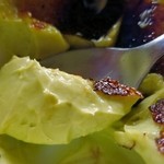 アボカド＆イタリアンバル トディーズ - アボガドのクレームブリュレすくったところ