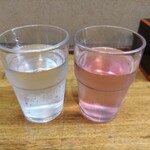 はすの屋 - お冷と赤紫蘇ドリンク
