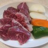 オホーツク北見焼肉 のっけ - 生サガリ定食/焼く前の肉と野菜