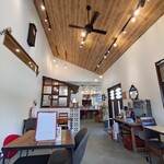 カフェウチダ - 店内（天井が高くて広々とした店内）