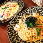 203cafe - 奥：スモークサーモンと
            白菜の粒マスタードクリームパスタ
            
            手前：明太子と青じそと海老の和風パスタ