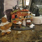 ピッツェリア ナポレターナ ラ・タヴォロッツァ - ピザのヘラをカマに出したり入れたりするお人形