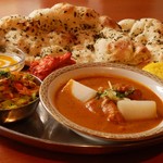 ロティボティ - Season Special Lunch 4/1 ～ 4/30 チキンカバブ・
かぶとチキンのカレー・キャベツと桜えびの炒めカレー・ターメリックライス・メッティーナン・ヨーグルトデザート 1,250yen
