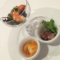 シンフォニー東京湾クルーズ - ディナークルーズ・バイキングプラン（８，２００円）の『本日のアミューズ・呼子の烏賊とエビとオクラの菊菜和え・小海老と豆腐のチリソース冷菜』２０１５年３月