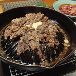 最後、ここのフチにご飯をいれて、混ぜて炒めて食べます