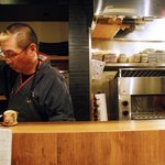 馳走 やまとや 博多駅東店 - カウンター越しに首藤板長