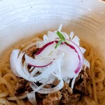 ラーメン サンガ - 【メキシコっぽいまぜそば】のまぜそばのオニオンスライス