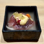 Ebisu Sushi Hatsume - お造り：瞬燻カツオ 酒盗マヨ ゴールデンキウイ
