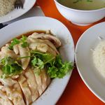 Tong Fong Fatt Hainanese Boneless Chicken Rice - 料理写真:チキン半羽にライス二人前　スープも付いてS$10とお値打ち