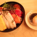 Muten Kurazushi - かに、ぼたん海老、まぐろ、いくら、ｻｰﾓﾝ、玉子などの乗った、海鮮丼なり～。温玉出し汁を乗っけて、いただきます。