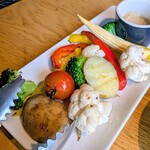 ミュゼウメキタ ワインバー&グリル - 季節野菜のバーニャカウダ1,280円✨️ほんのり焼き色がついた野菜は塩だけでも とても美味しかったです。