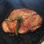 ラ・ピッチョリー・ドゥ・ルル - 長谷川　自然熟成豚のローストの焼き上がりを見せていただけました。２０１５年３月