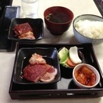 Yakiniku Daigaku - 全てがそろった、お肉２皿ランチ８５０円。