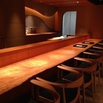 御料理 堀川 - 桜の一枚板のカウンター