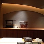 御料理 堀川 - 上に歯が向いた包丁が、研ぎすまされた料理を象徴しています