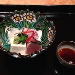 御料理 堀川 - お造り (鯛と鰹・よもぎ入胡麻豆腐・針海苔ゼリー寄せ)