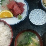 まる信 食堂 - 真鯛とマグロぶつ