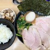横浜ラーメン 武蔵家 - 極 並ラーメン（1300円）, ほうれん草（100円）, 炙りチャー（100円）, ライス（100円）