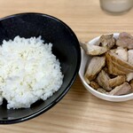 横浜ラーメン 武蔵家 - 炙りチャー（100円）, ライス（100円）