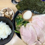 横浜ラーメン 武蔵家 - 極 並ラーメン（1300円）, ほうれん草（100円）, 炙りチャー（100円）, ライス（100円）