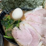 横浜ラーメン 武蔵家 - 極 並ラーメン（1300円）, ほうれん草（100円）, 炙りチャー（100円）