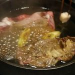 しゃぶしゃぶ・日本料理 木曽路 - お店の方が調理してくれる